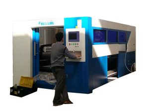 2 kW: n valokuitulaserleikkauskone, säädettävä nopeus metalliputkeen